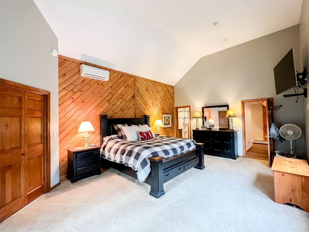 Splendid Cabin Retreat with Game Room, Gym and Spa in New Hampshire