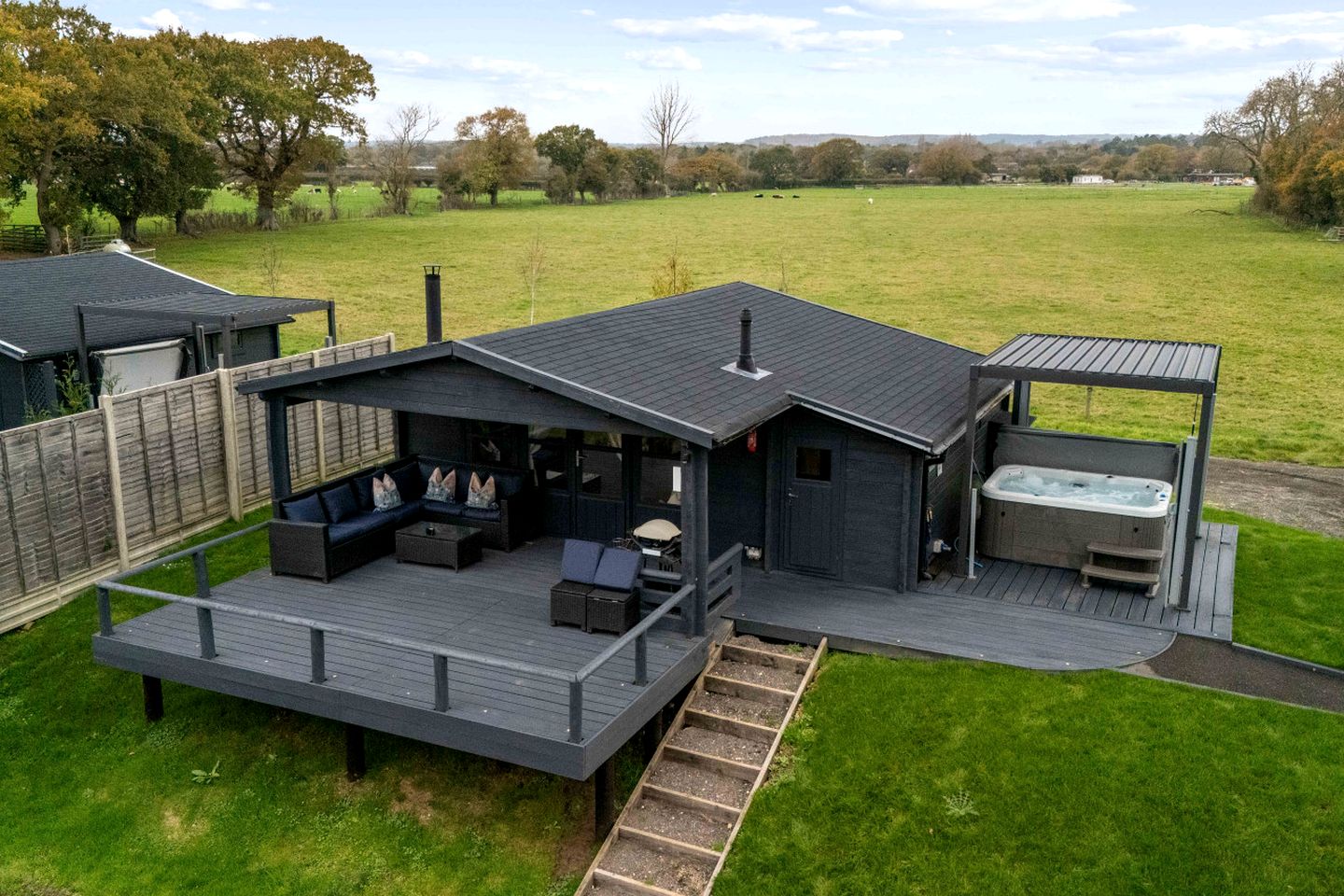 Splendid Cozy Cabin with Breathtaking Indoor and Outdoor in UK