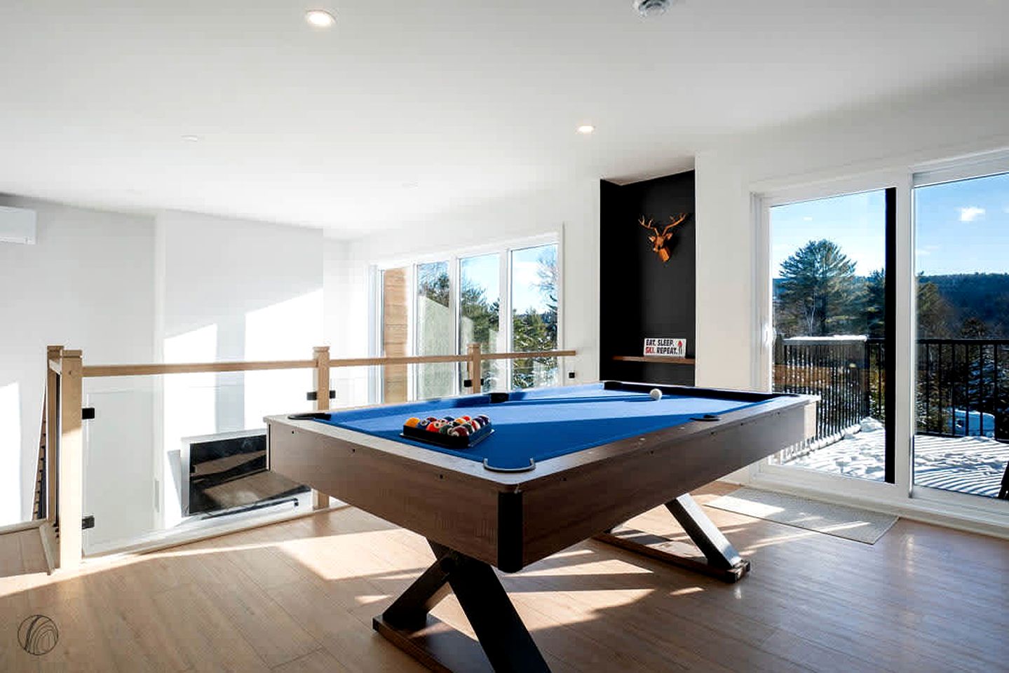 Splendid Group Cabin with Hot-Tub, Pool Table and Private Balcony in Quebec