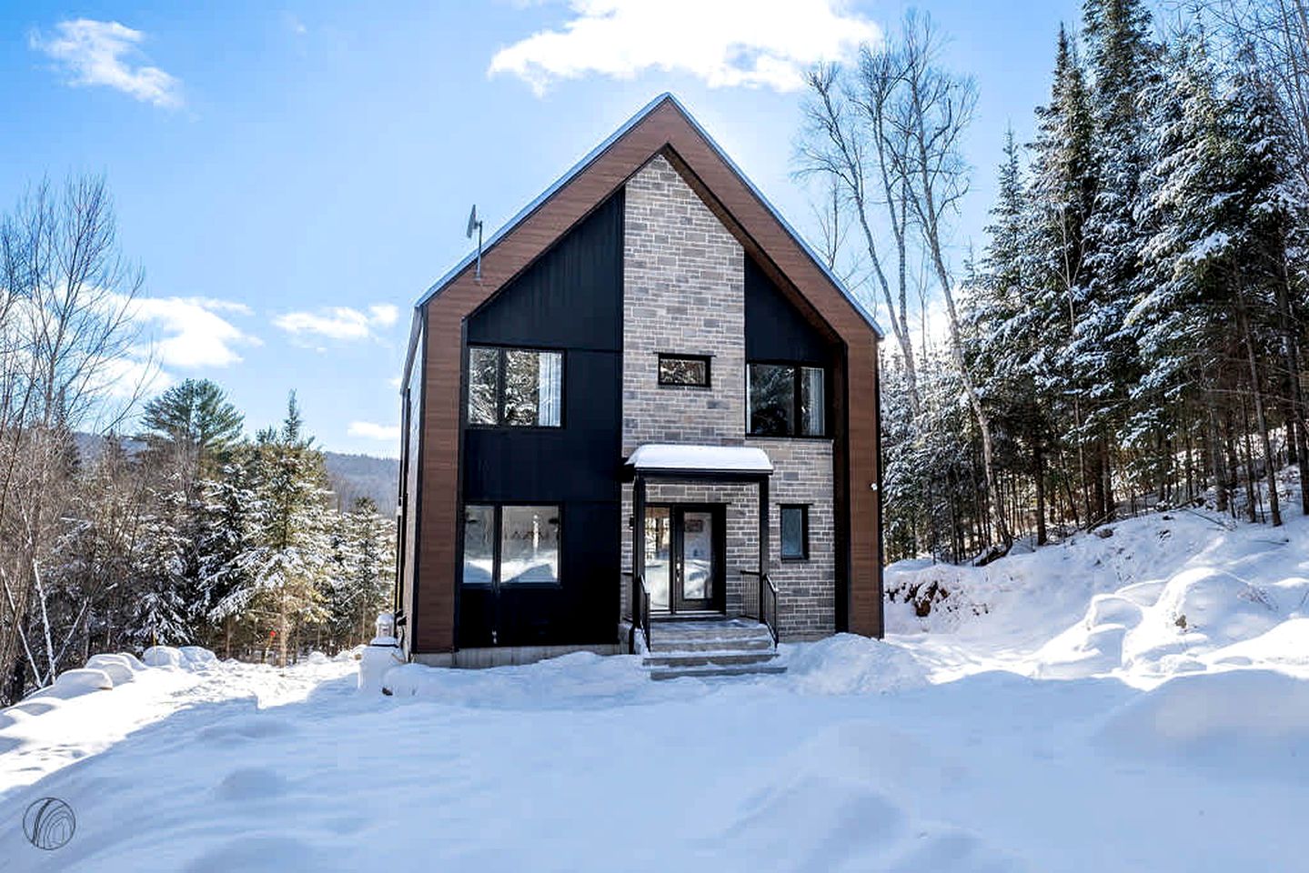 Splendid Group Cabin with Hot-Tub, Pool Table and Private Balcony in Quebec