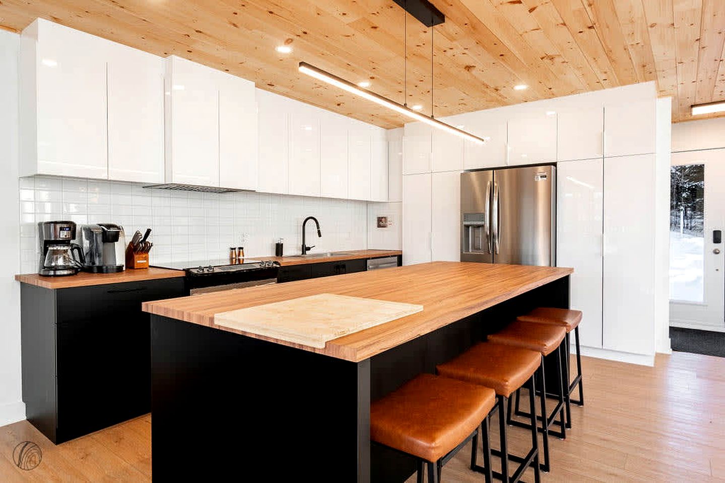 Splendid Group Cabin with Hot-Tub, Pool Table and Private Balcony in Quebec