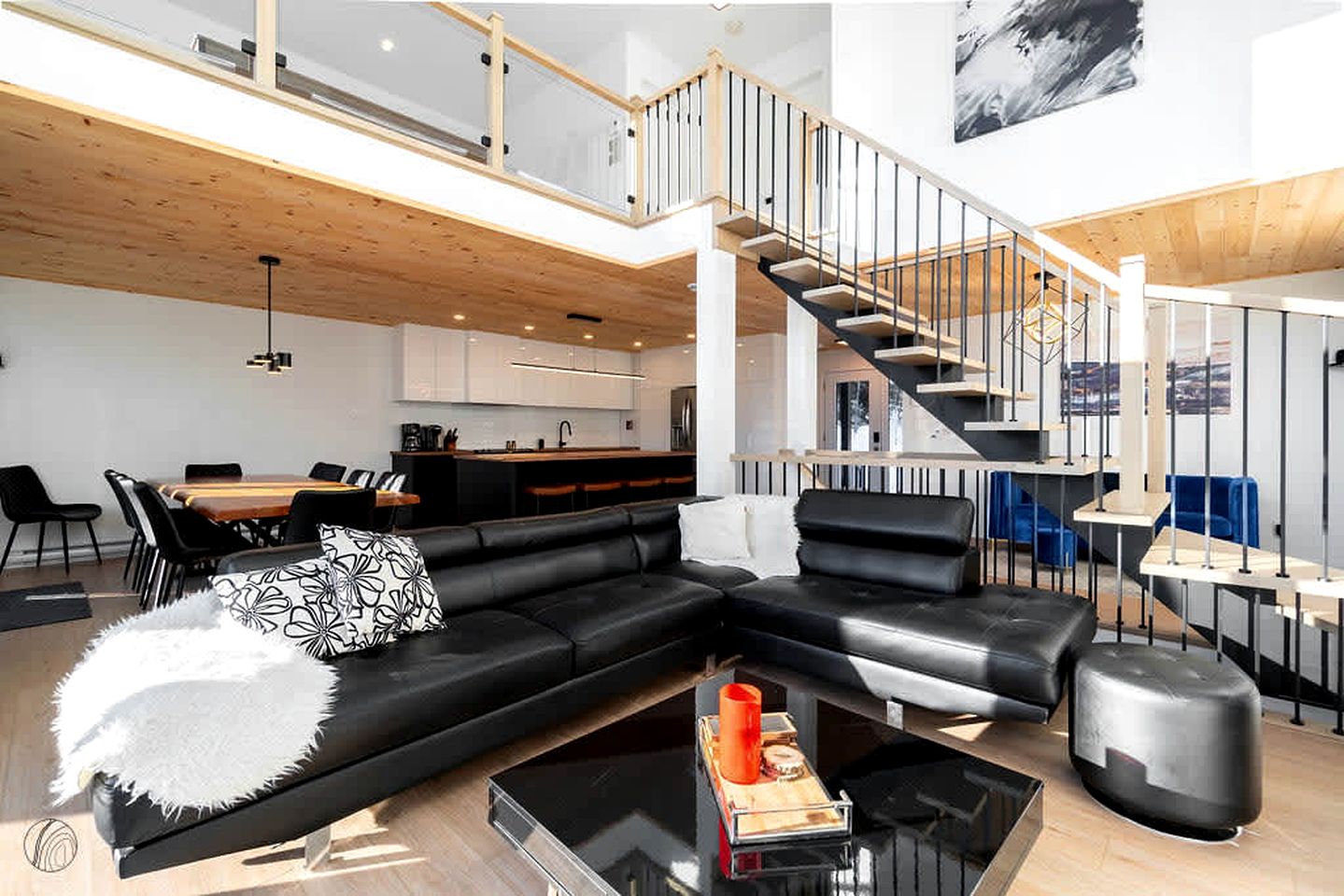 Splendid Group Cabin with Hot-Tub, Pool Table and Private Balcony in Quebec