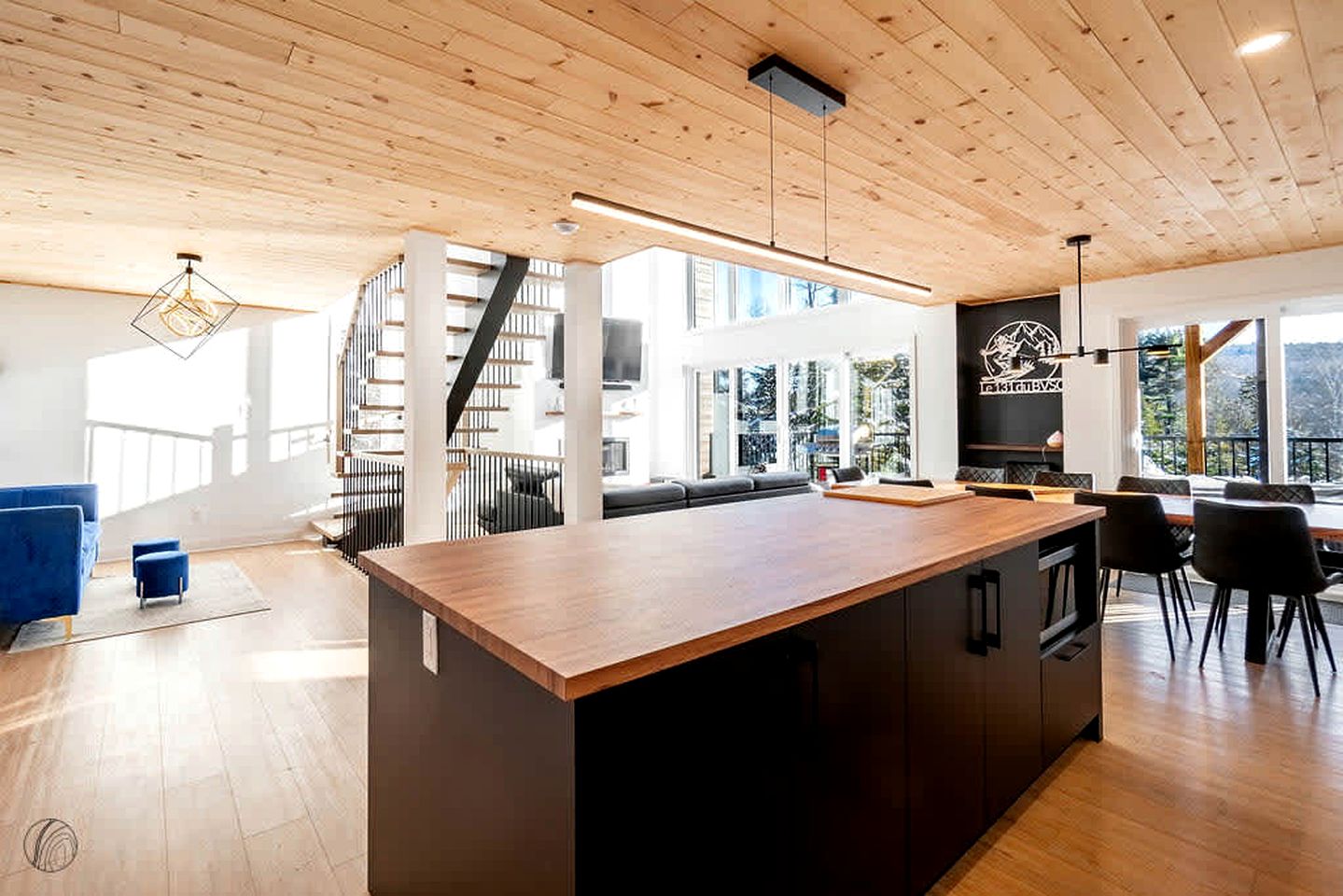 Splendid Group Cabin with Hot-Tub, Pool Table and Private Balcony in Quebec