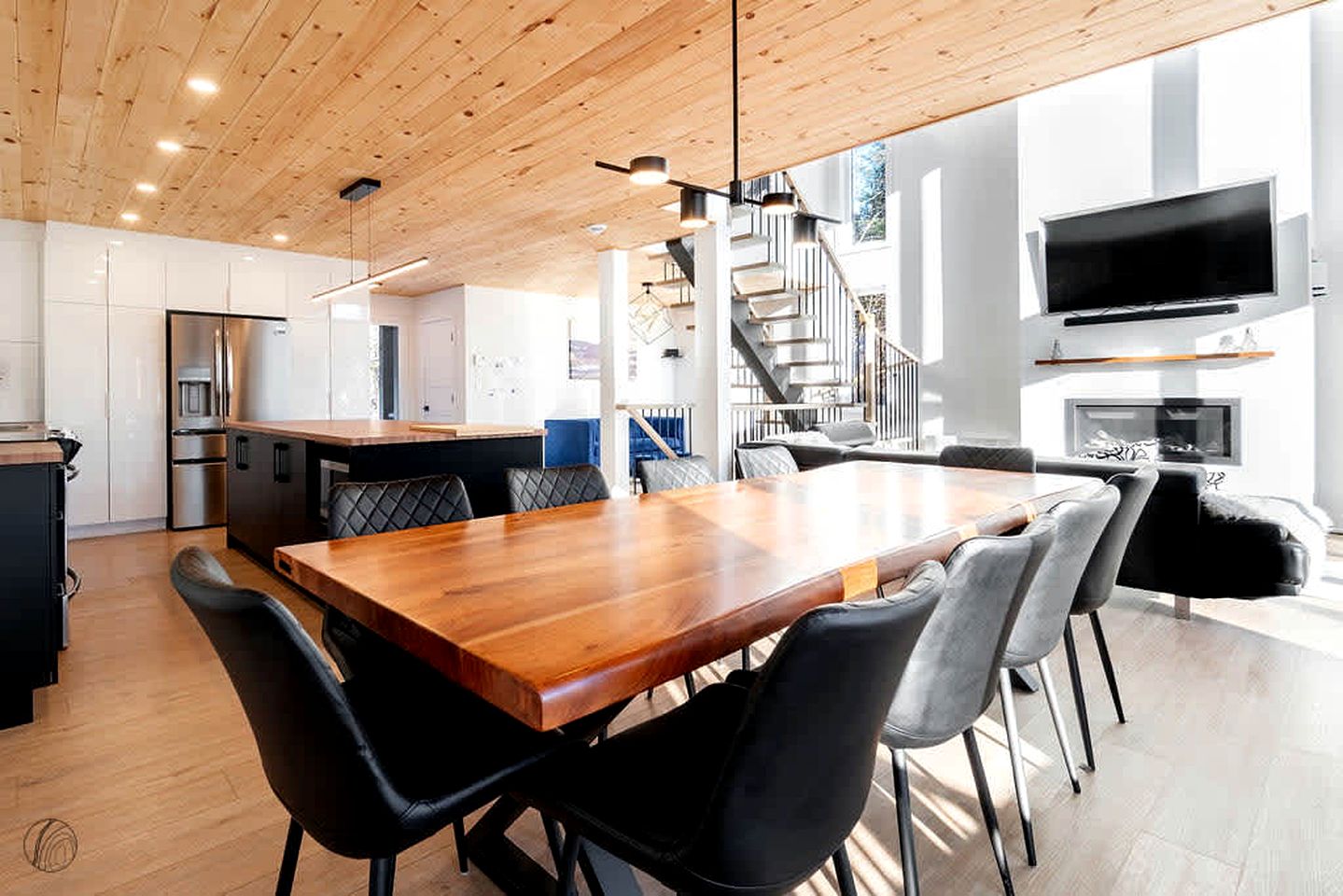 Splendid Group Cabin with Hot-Tub, Pool Table and Private Balcony in Quebec