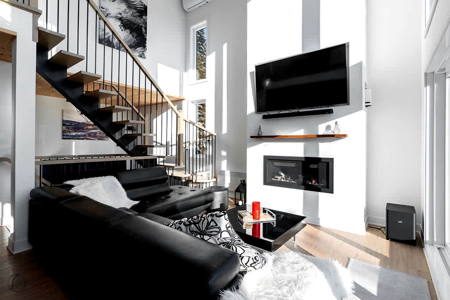 Splendid Group Cabin with Hot-Tub, Pool Table and Private Balcony in Quebec