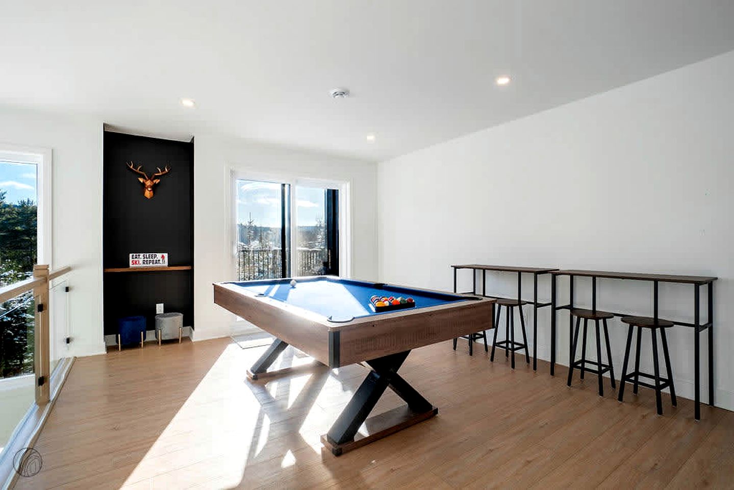 Splendid Group Cabin with Hot-Tub, Pool Table and Private Balcony in Quebec