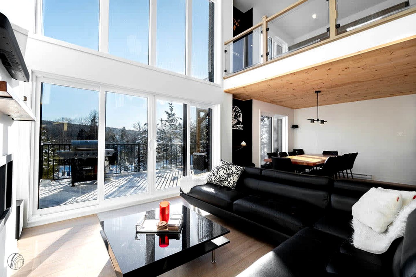 Splendid Group Cabin with Hot-Tub, Pool Table and Private Balcony in Quebec
