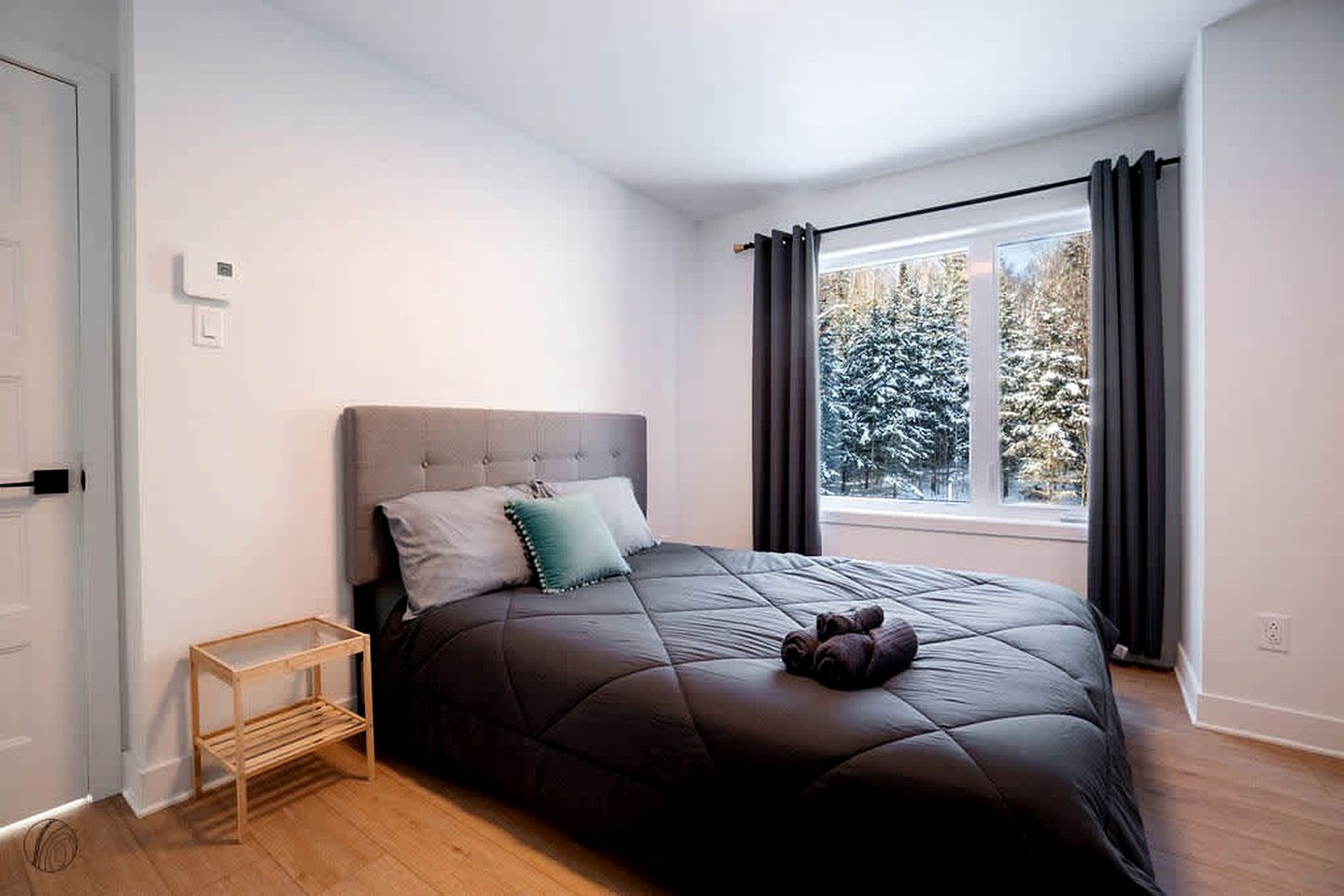 Splendid Group Cabin with Hot-Tub, Pool Table and Private Balcony in Quebec