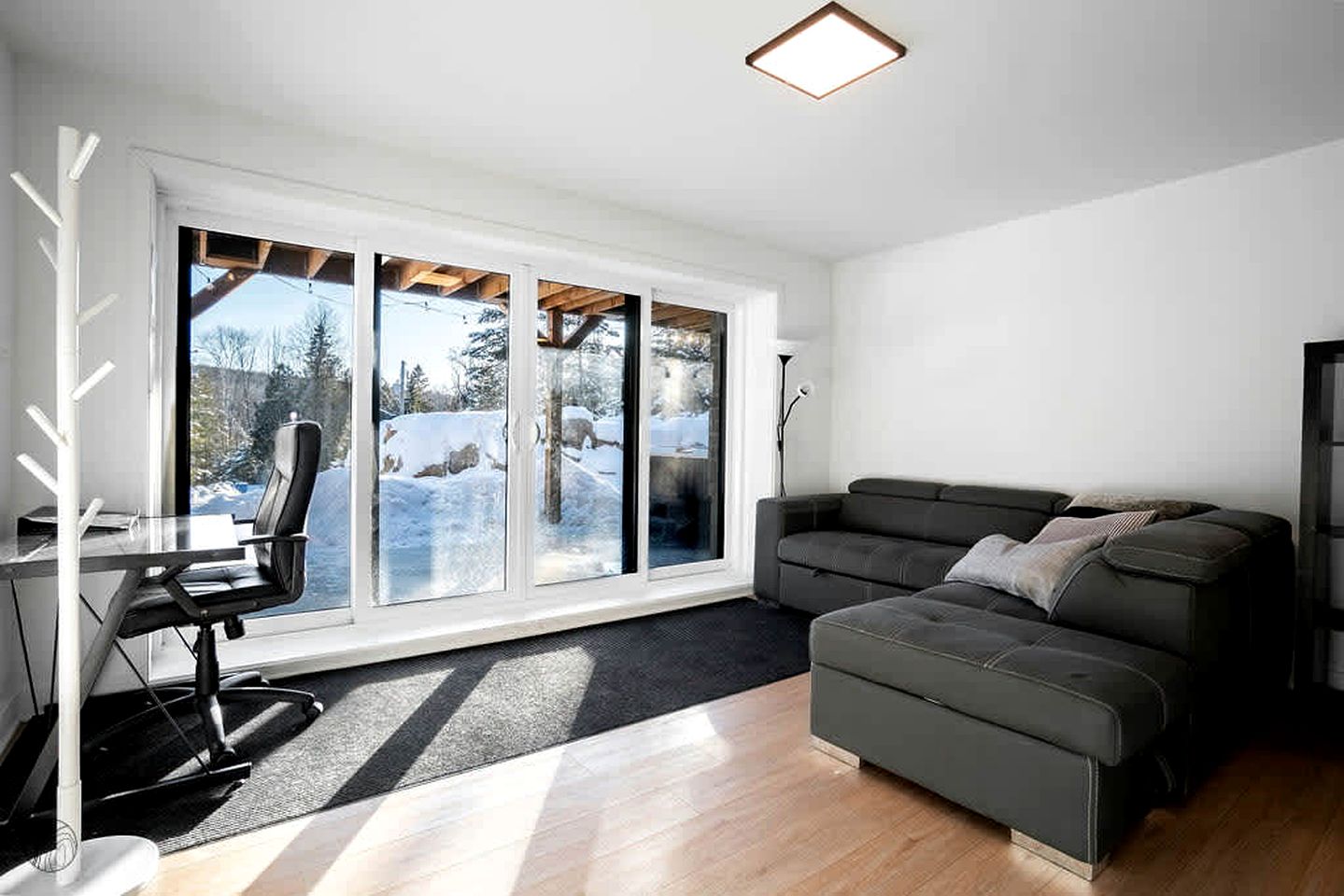 Splendid Group Cabin with Hot-Tub, Pool Table and Private Balcony in Quebec