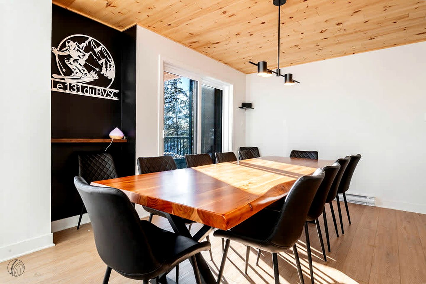 Splendid Group Cabin with Hot-Tub, Pool Table and Private Balcony in Quebec