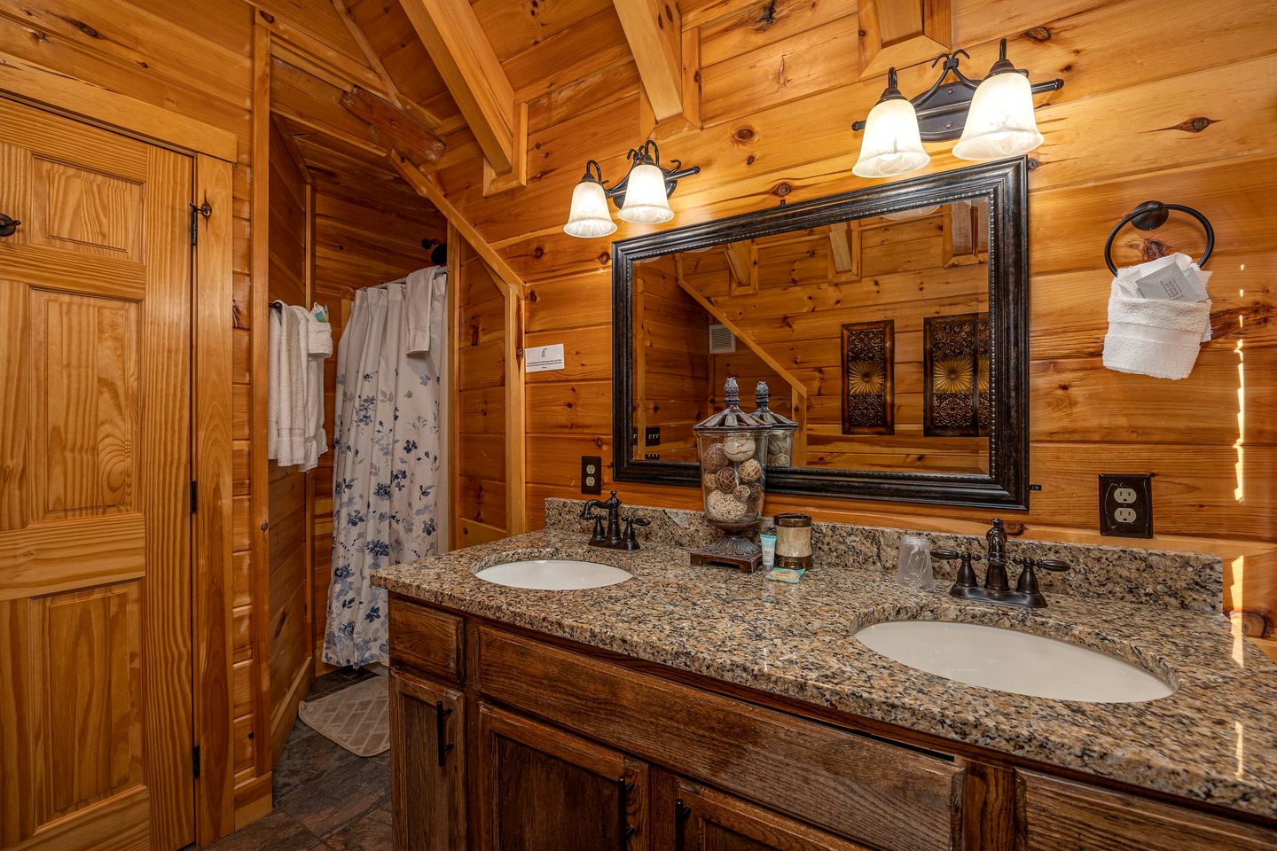 Enormous Group Cabin with Jacuzzi, Game Room and Stunning Views in Sevierville, Tennessee