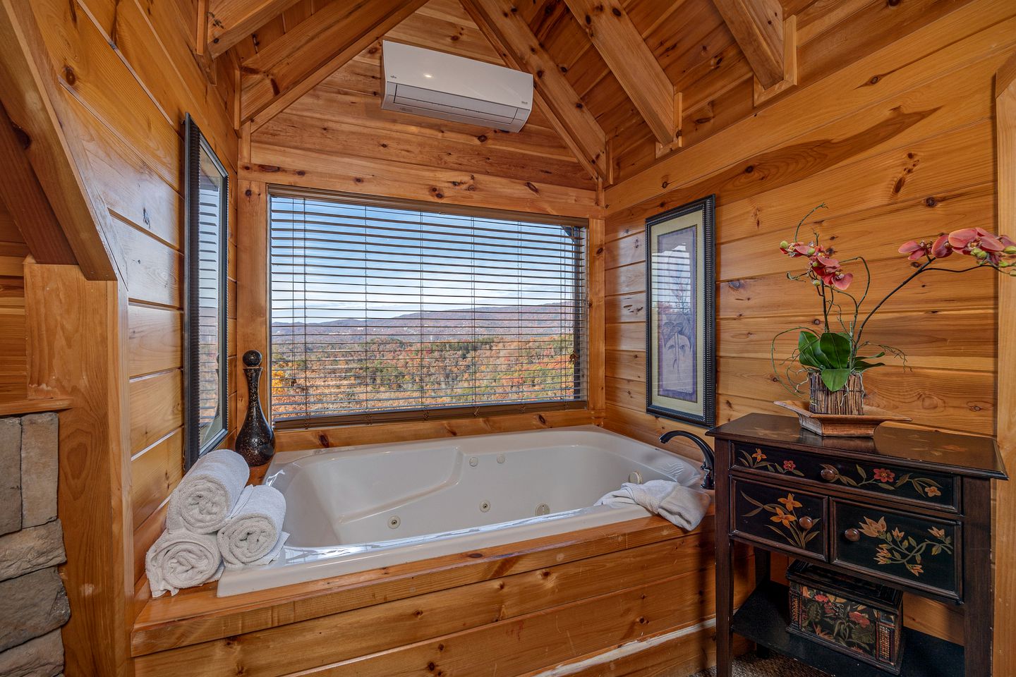 Enormous Group Cabin with Jacuzzi, Game Room and Stunning Views in Sevierville, Tennessee