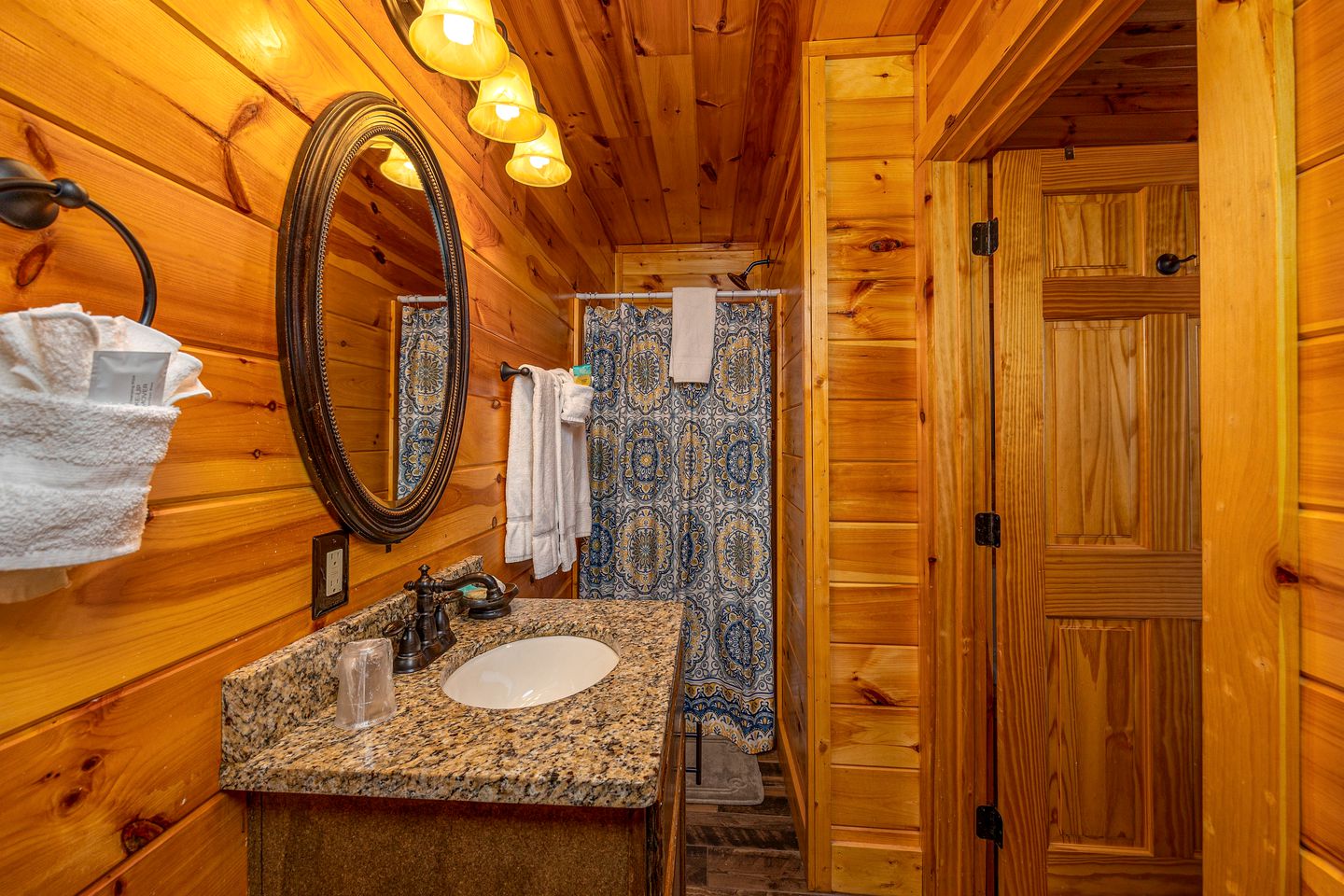 Enormous Group Cabin with Jacuzzi, Game Room and Stunning Views in Sevierville, Tennessee