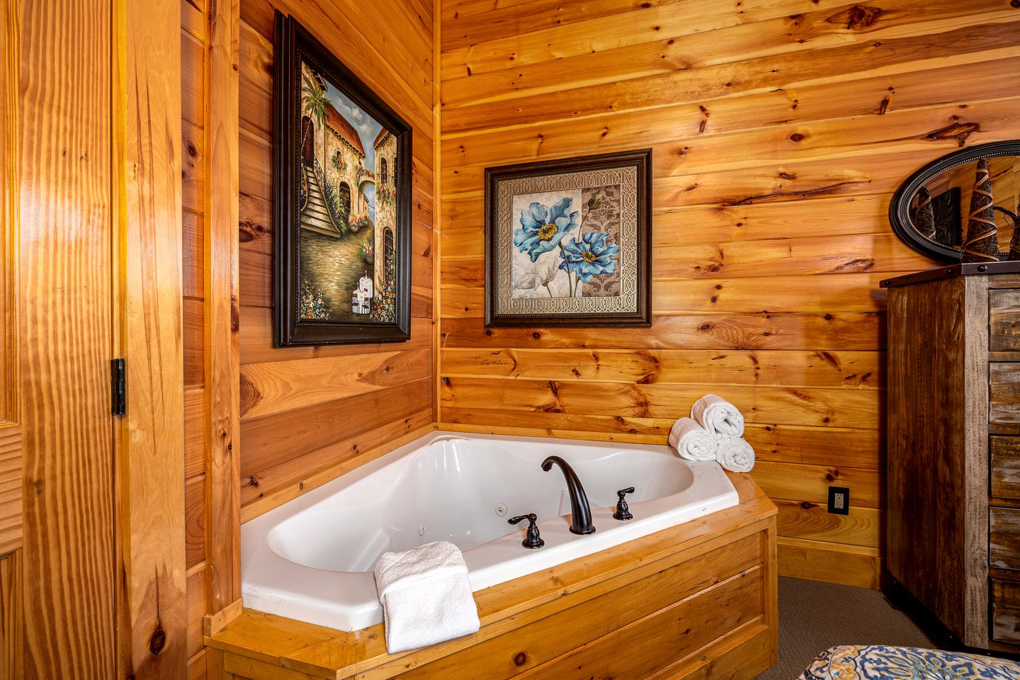 Enormous Group Cabin with Jacuzzi, Game Room and Stunning Views in Sevierville, Tennessee