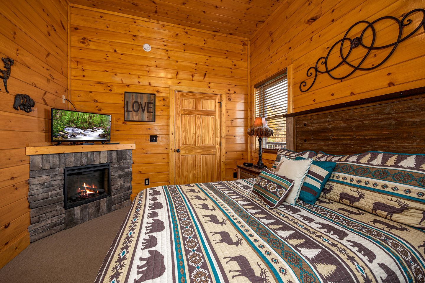 Enormous Group Cabin with Jacuzzi, Game Room and Stunning Views in Sevierville, Tennessee