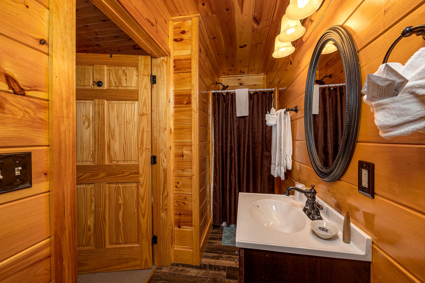 Enormous Group Cabin with Jacuzzi, Game Room and Stunning Views in Sevierville, Tennessee