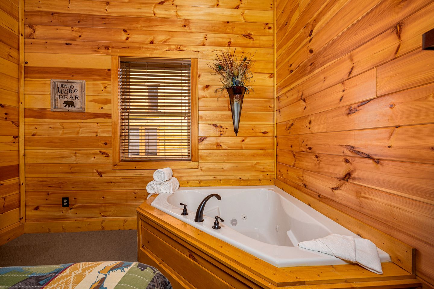 Enormous Group Cabin with Jacuzzi, Game Room and Stunning Views in Sevierville, Tennessee