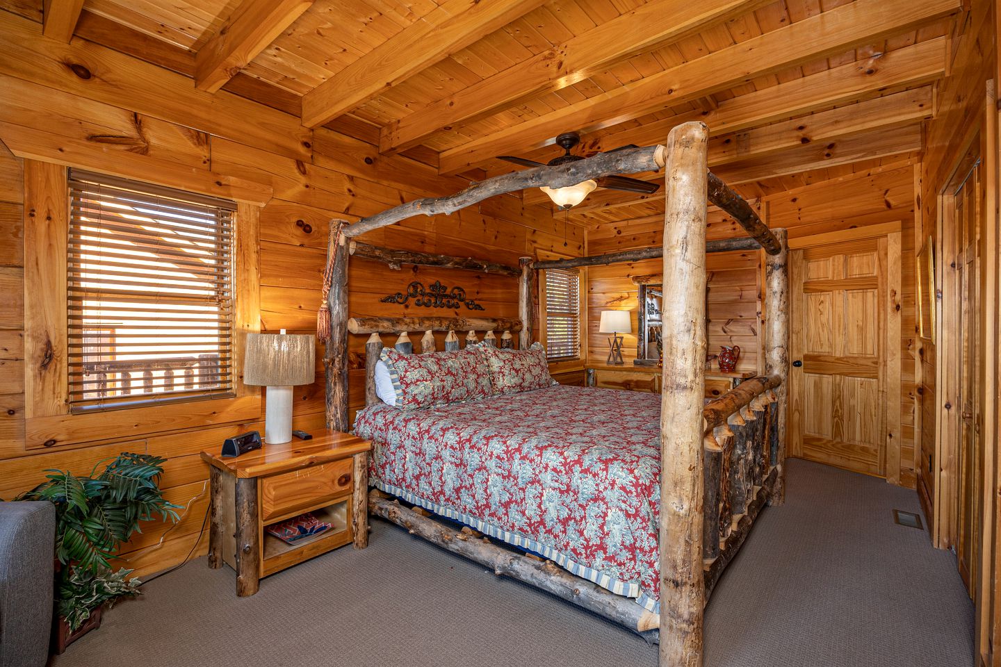 Enormous Group Cabin with Jacuzzi, Game Room and Stunning Views in Sevierville, Tennessee