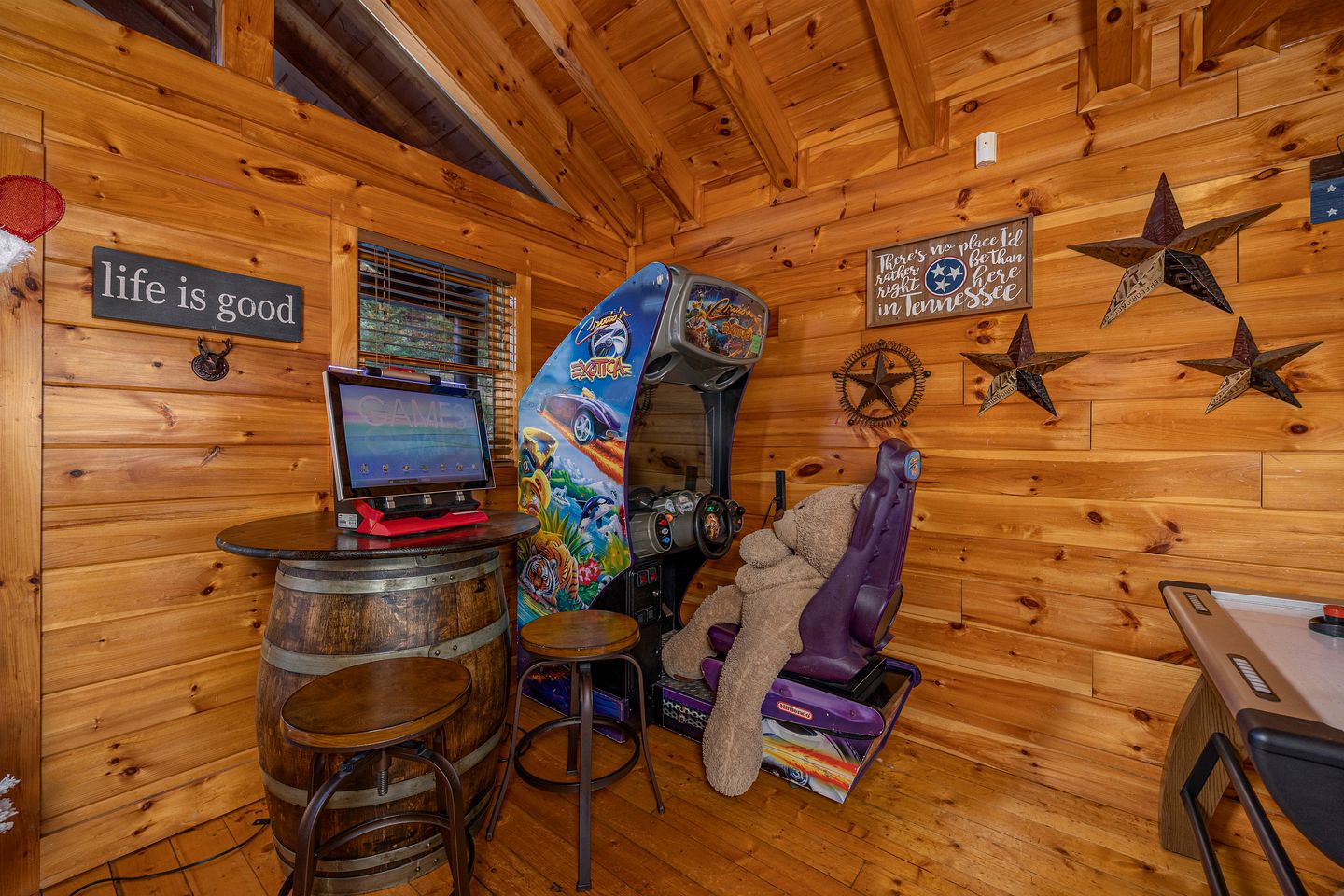 Enormous Group Cabin with Jacuzzi, Game Room and Stunning Views in Sevierville, Tennessee