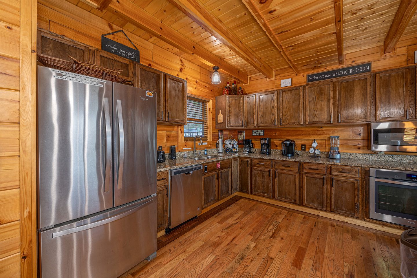Enormous Group Cabin with Jacuzzi, Game Room and Stunning Views in Sevierville, Tennessee