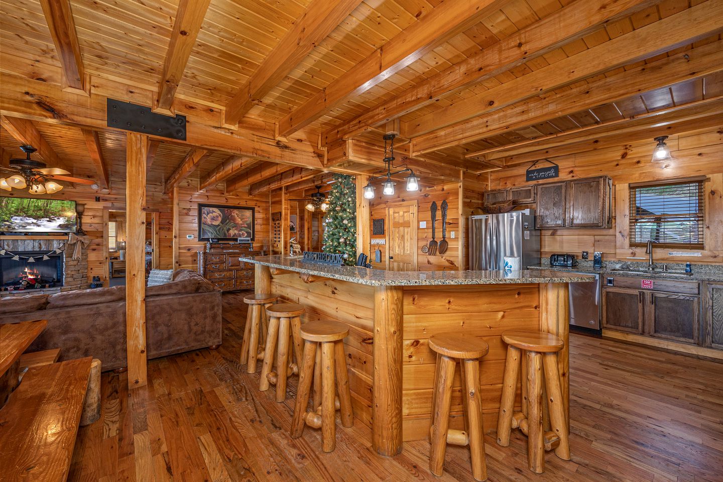 Enormous Group Cabin with Jacuzzi, Game Room and Stunning Views in Sevierville, Tennessee