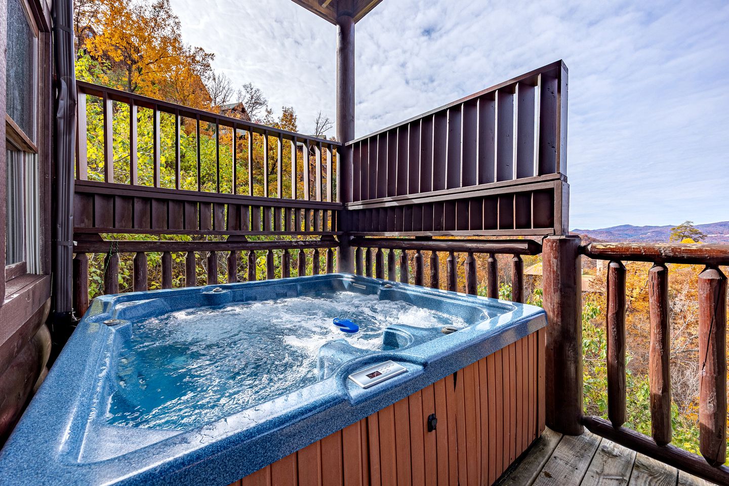 Enormous Group Cabin with Jacuzzi, Game Room and Stunning Views in Sevierville, Tennessee