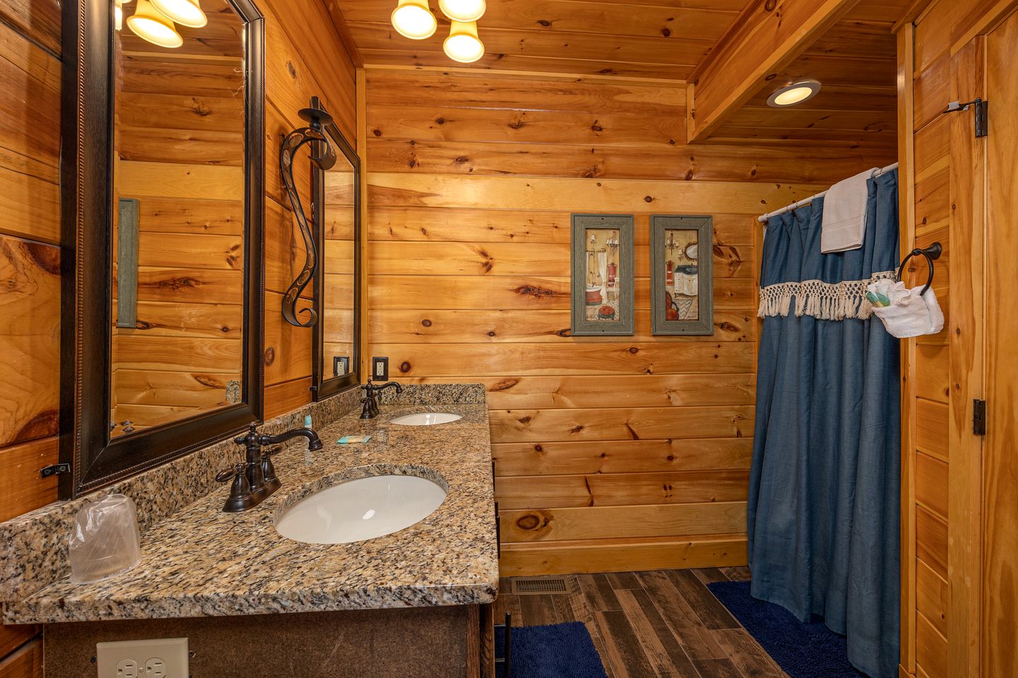 Enormous Group Cabin with Jacuzzi, Game Room and Stunning Views in Sevierville, Tennessee