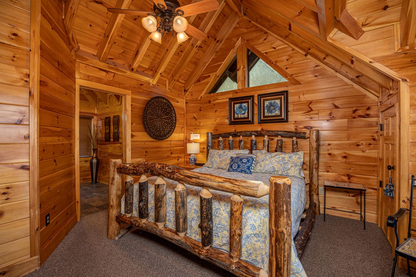 Enormous Group Cabin with Jacuzzi, Game Room and Stunning Views in Sevierville, Tennessee