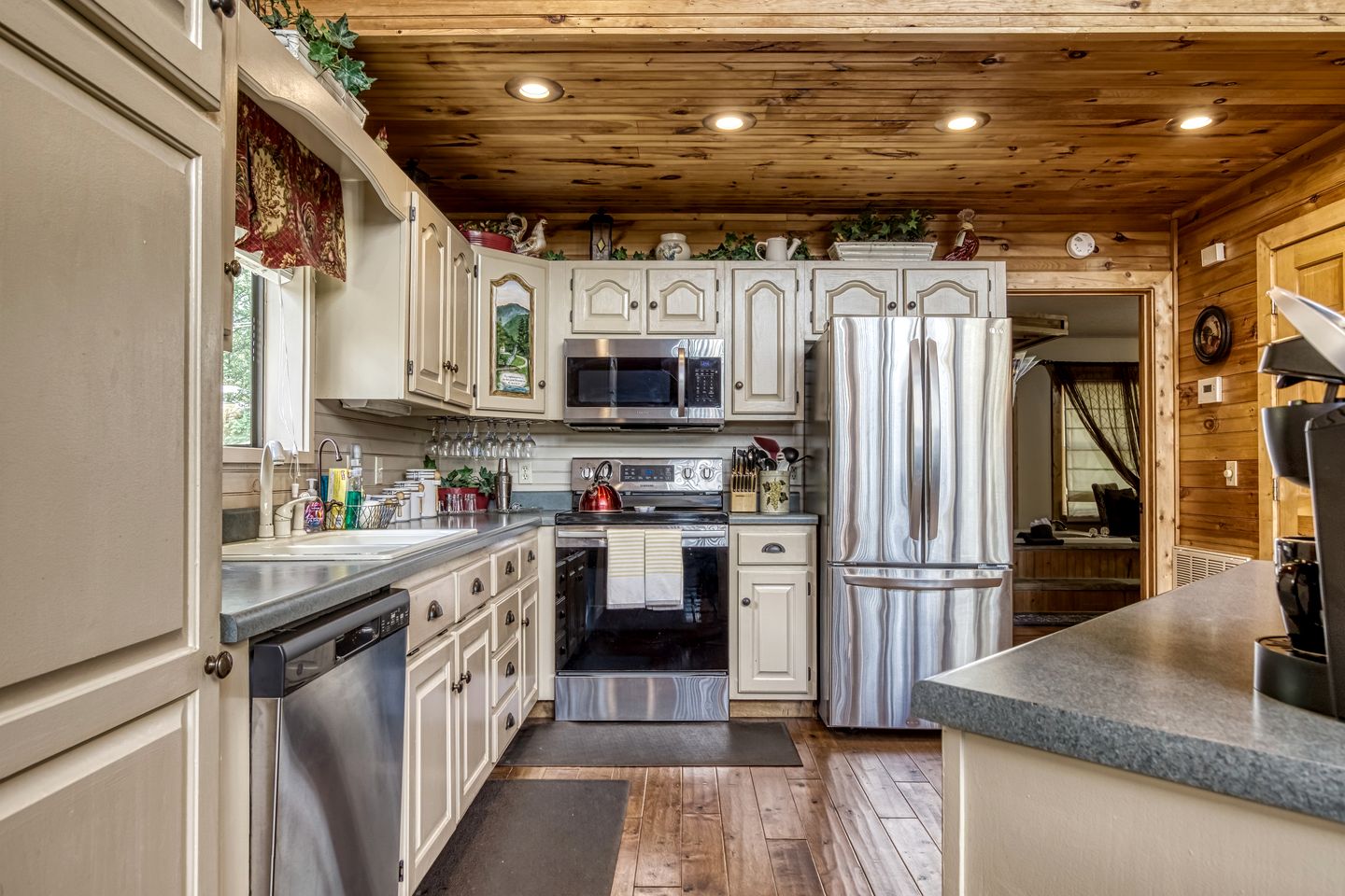 Splendid Spacious Cabin with Jacuzzi and Beautiful Private Deck in Sevierville, Tennessee