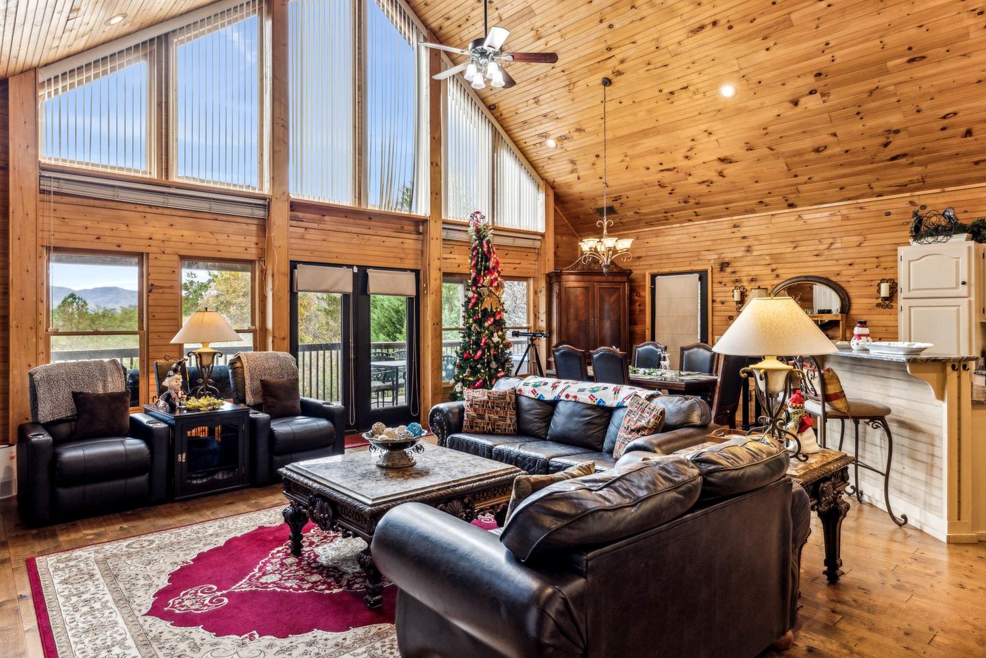 Splendid Spacious Cabin with Jacuzzi and Beautiful Private Deck in Sevierville, Tennessee