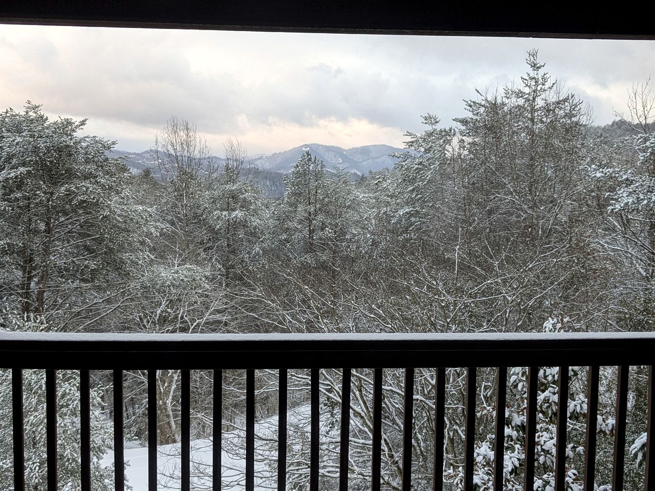 Splendid Spacious Cabin with Jacuzzi and Beautiful Private Deck in Sevierville, Tennessee