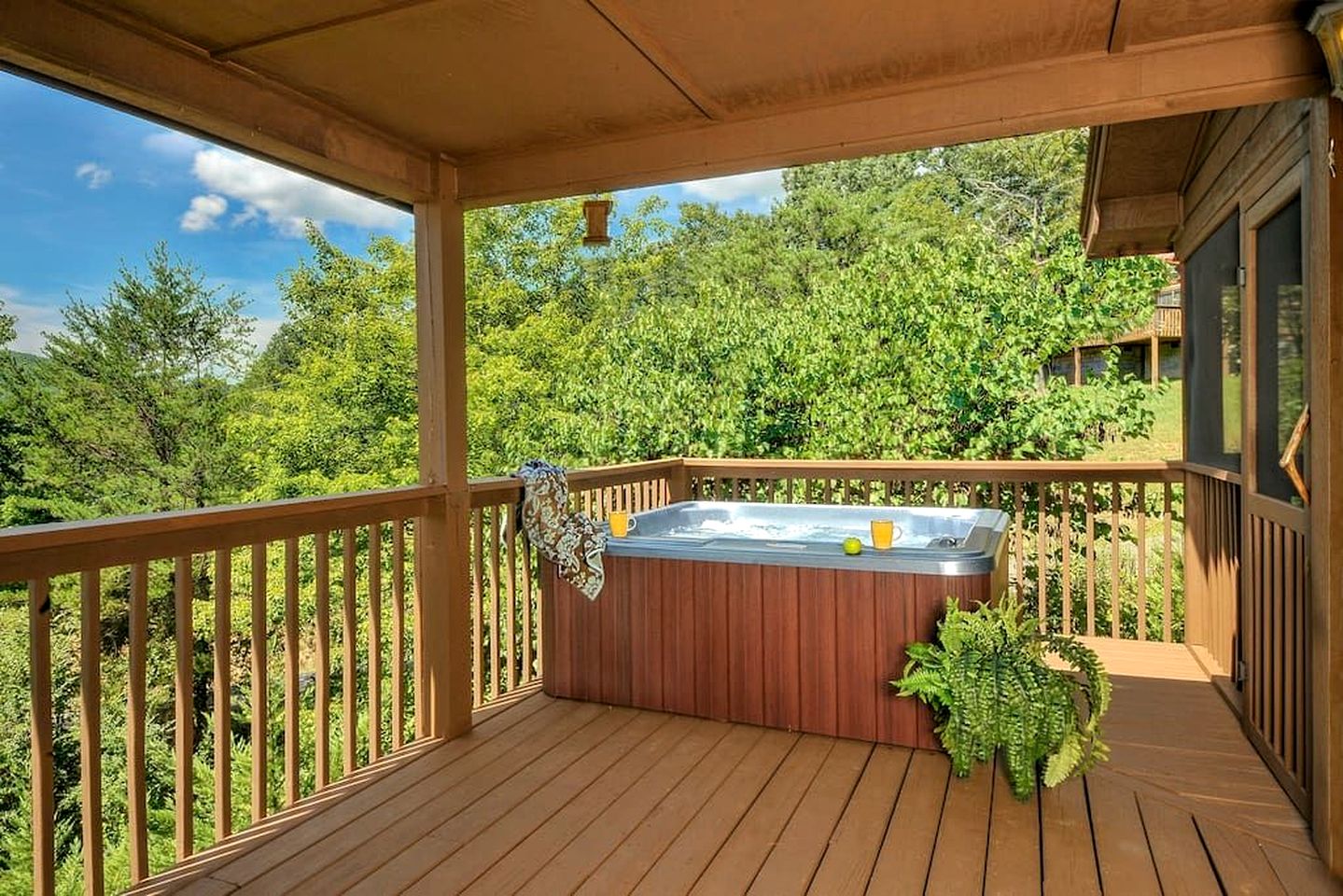 Splendid Spacious Cabin with Jacuzzi and Beautiful Private Deck in Sevierville, Tennessee
