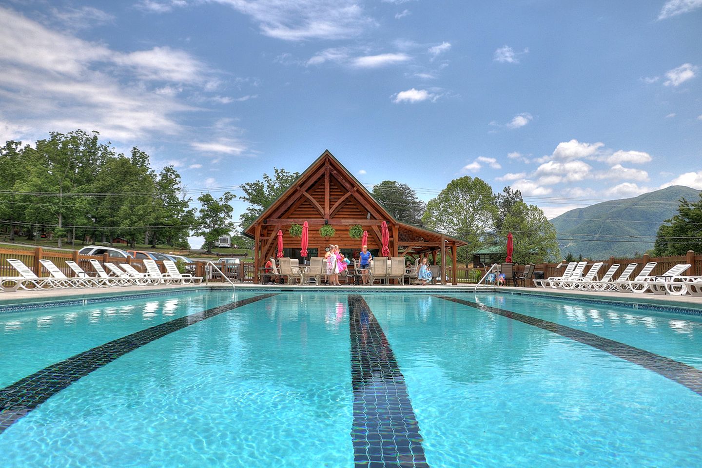 Splendid Spacious Cabin with Jacuzzi and Beautiful Private Deck in Sevierville, Tennessee