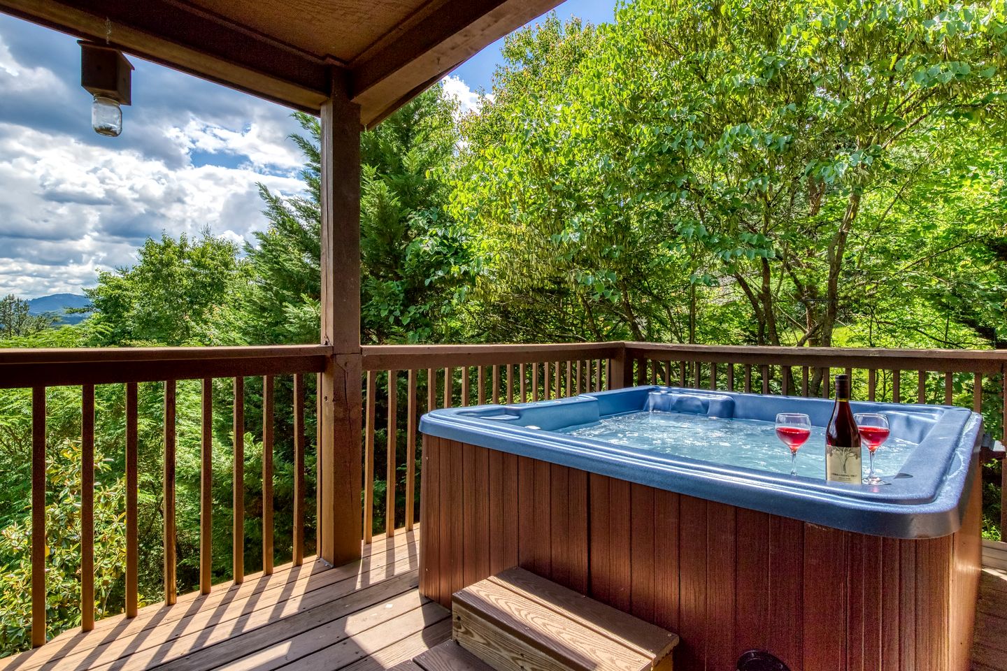 Splendid Spacious Cabin with Jacuzzi and Beautiful Private Deck in Sevierville, Tennessee