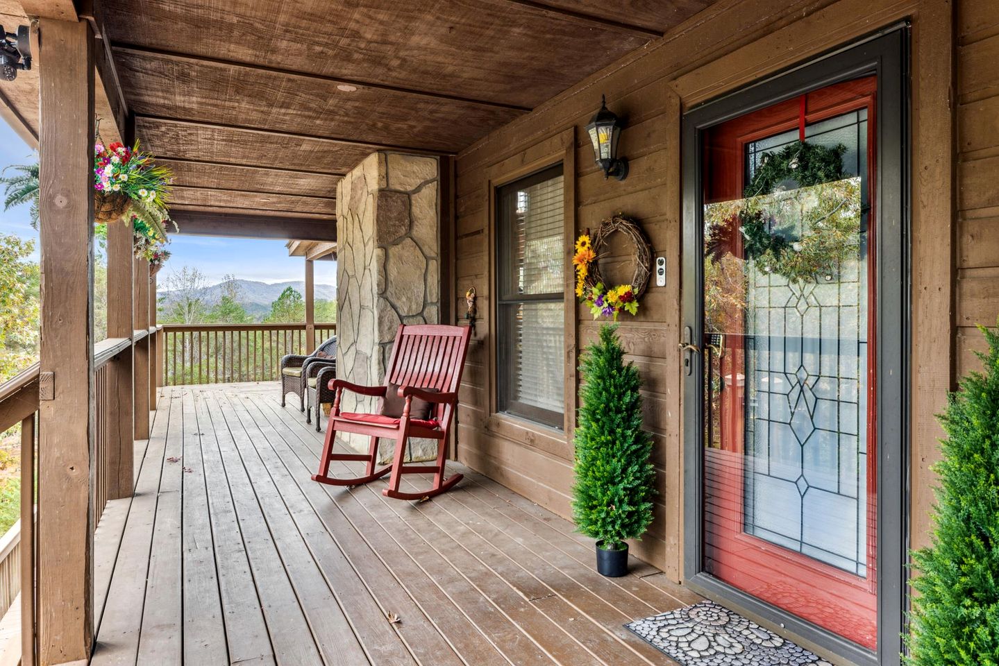Splendid Spacious Cabin with Jacuzzi and Beautiful Private Deck in Sevierville, Tennessee