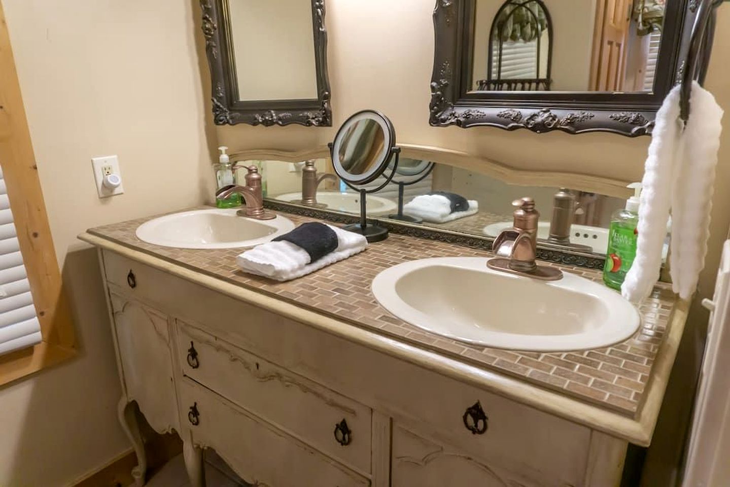 Splendid Spacious Cabin with Jacuzzi and Beautiful Private Deck in Sevierville, Tennessee