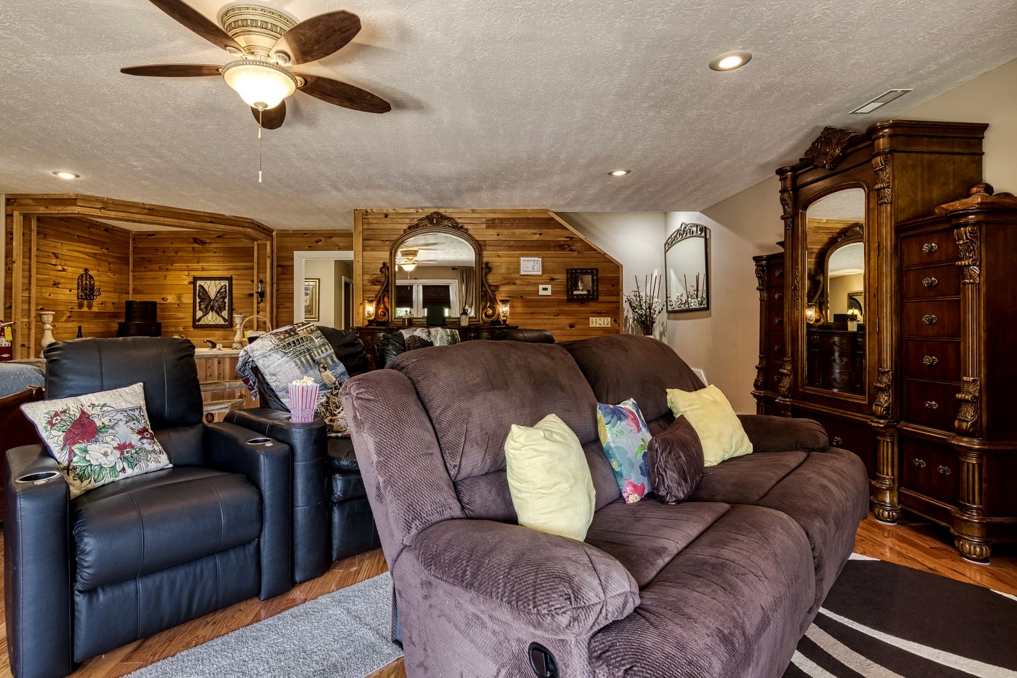 Splendid Spacious Cabin with Jacuzzi and Beautiful Private Deck in Sevierville, Tennessee