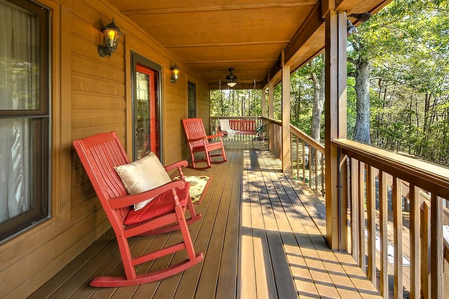 Splendid Spacious Cabin with Jacuzzi and Beautiful Private Deck in Sevierville, Tennessee