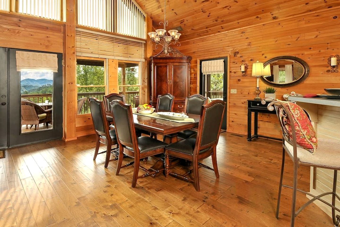 Splendid Spacious Cabin with Jacuzzi and Beautiful Private Deck in Sevierville, Tennessee