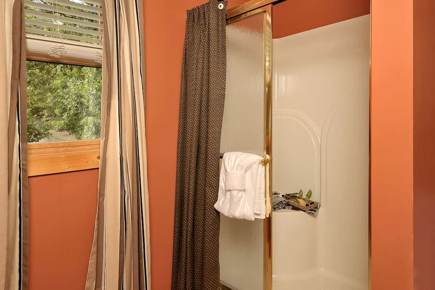 Splendid Spacious Cabin with Jacuzzi and Beautiful Private Deck in Sevierville, Tennessee