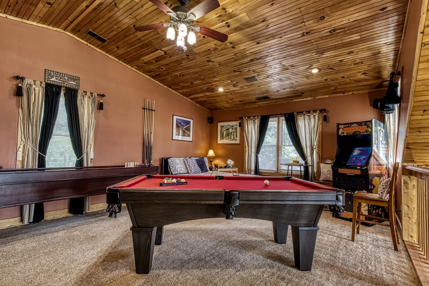 Splendid Spacious Cabin with Jacuzzi and Beautiful Private Deck in Sevierville, Tennessee