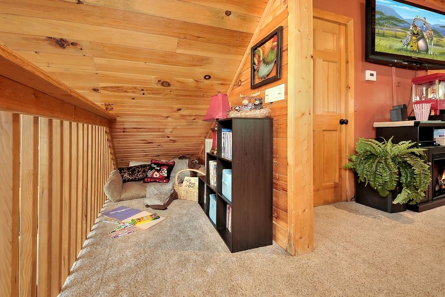 Splendid Spacious Cabin with Jacuzzi and Beautiful Private Deck in Sevierville, Tennessee