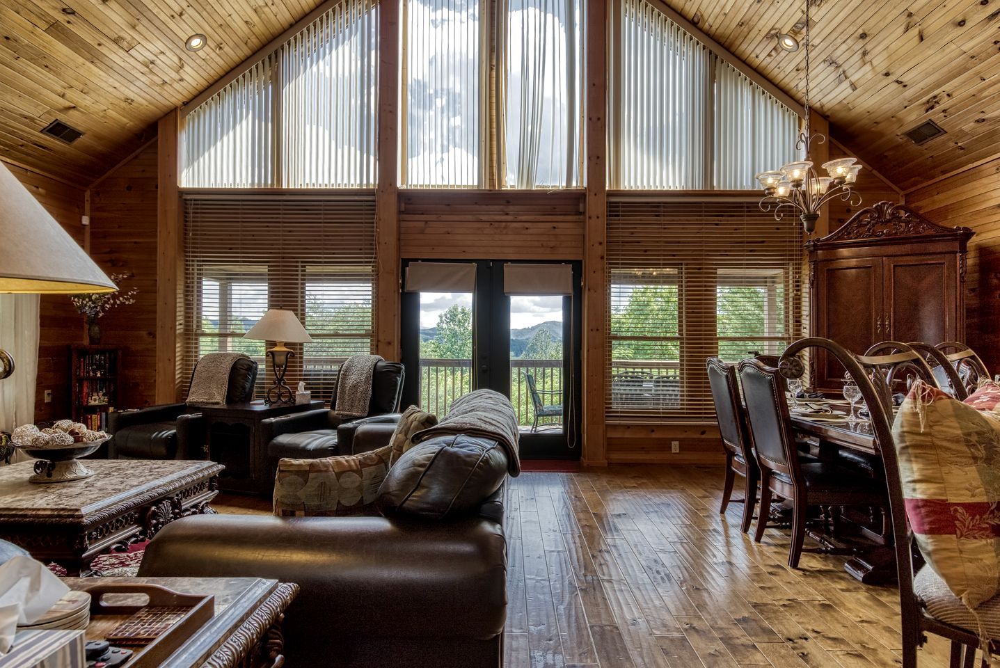 Splendid Spacious Cabin with Jacuzzi and Beautiful Private Deck in Sevierville, Tennessee