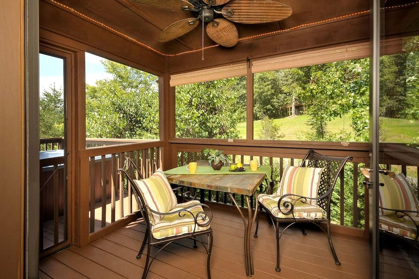 Splendid Spacious Cabin with Jacuzzi and Beautiful Private Deck in Sevierville, Tennessee