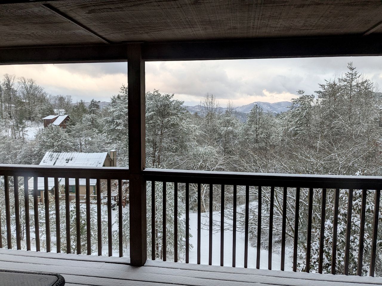 Splendid Spacious Cabin with Jacuzzi and Beautiful Private Deck in Sevierville, Tennessee