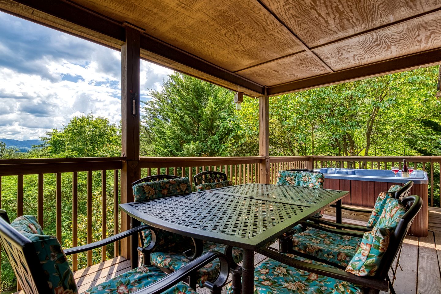 Splendid Spacious Cabin with Jacuzzi and Beautiful Private Deck in Sevierville, Tennessee