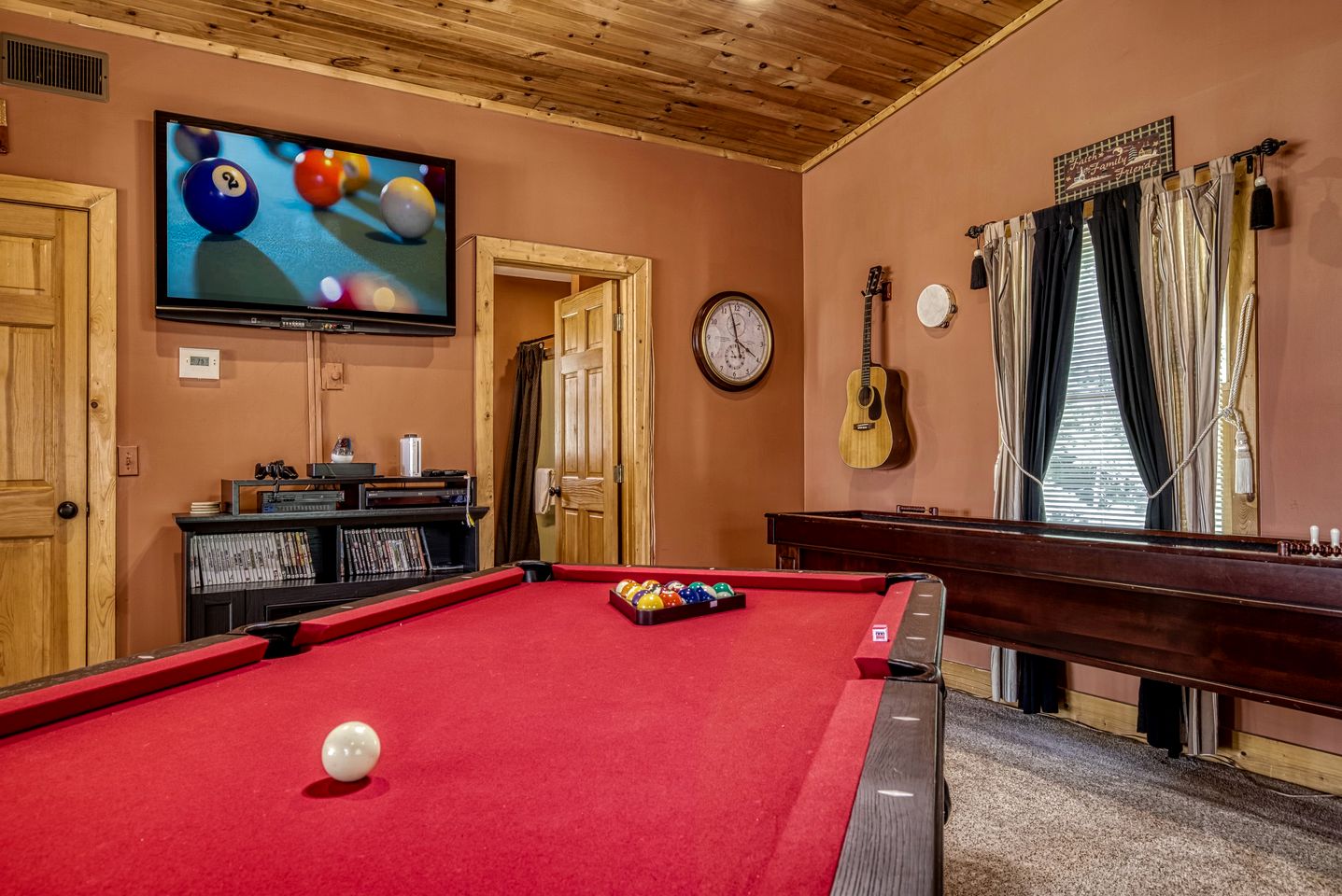 Splendid Spacious Cabin with Jacuzzi and Beautiful Private Deck in Sevierville, Tennessee