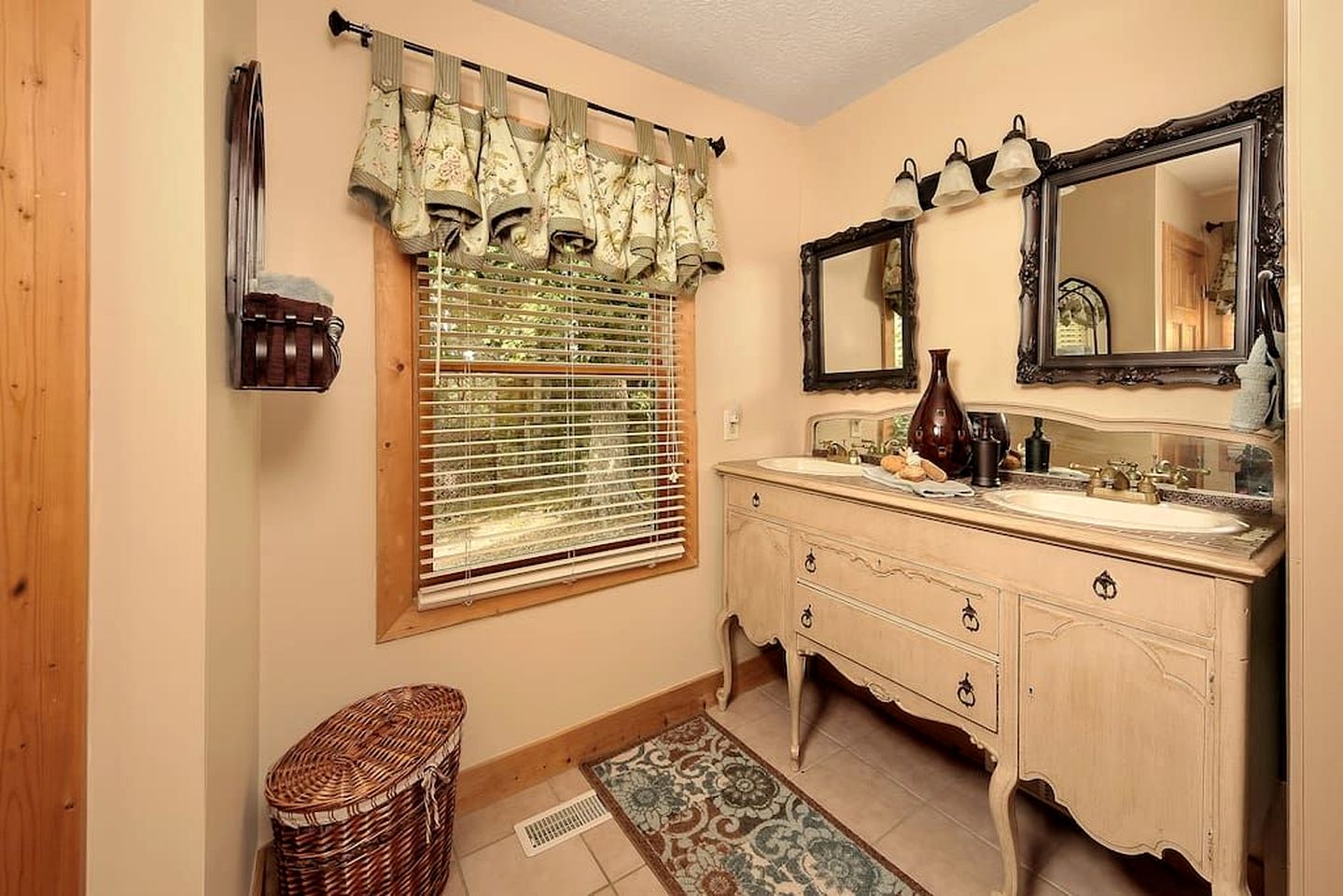 Splendid Spacious Cabin with Jacuzzi and Beautiful Private Deck in Sevierville, Tennessee