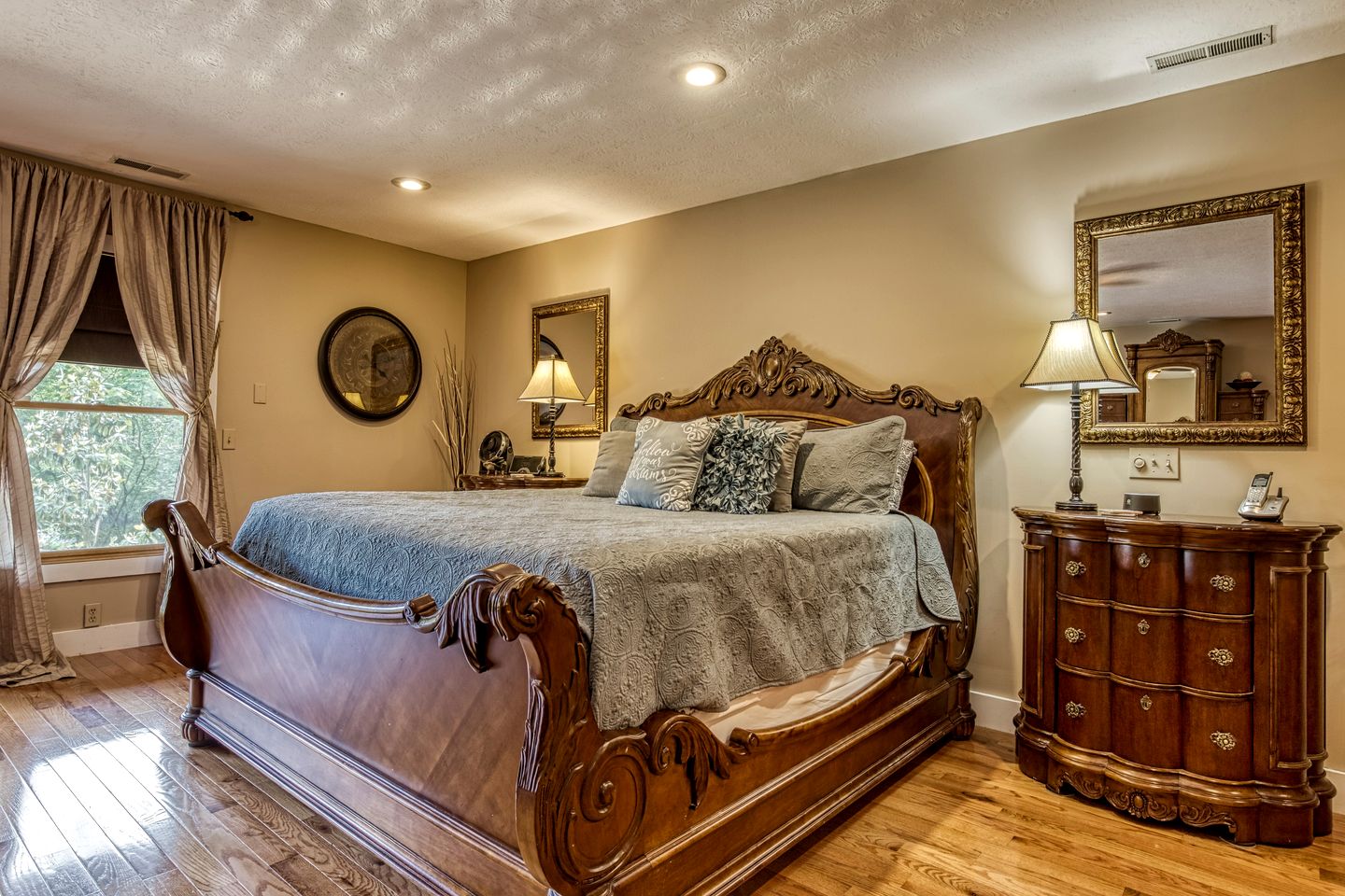 Splendid Spacious Cabin with Jacuzzi and Beautiful Private Deck in Sevierville, Tennessee