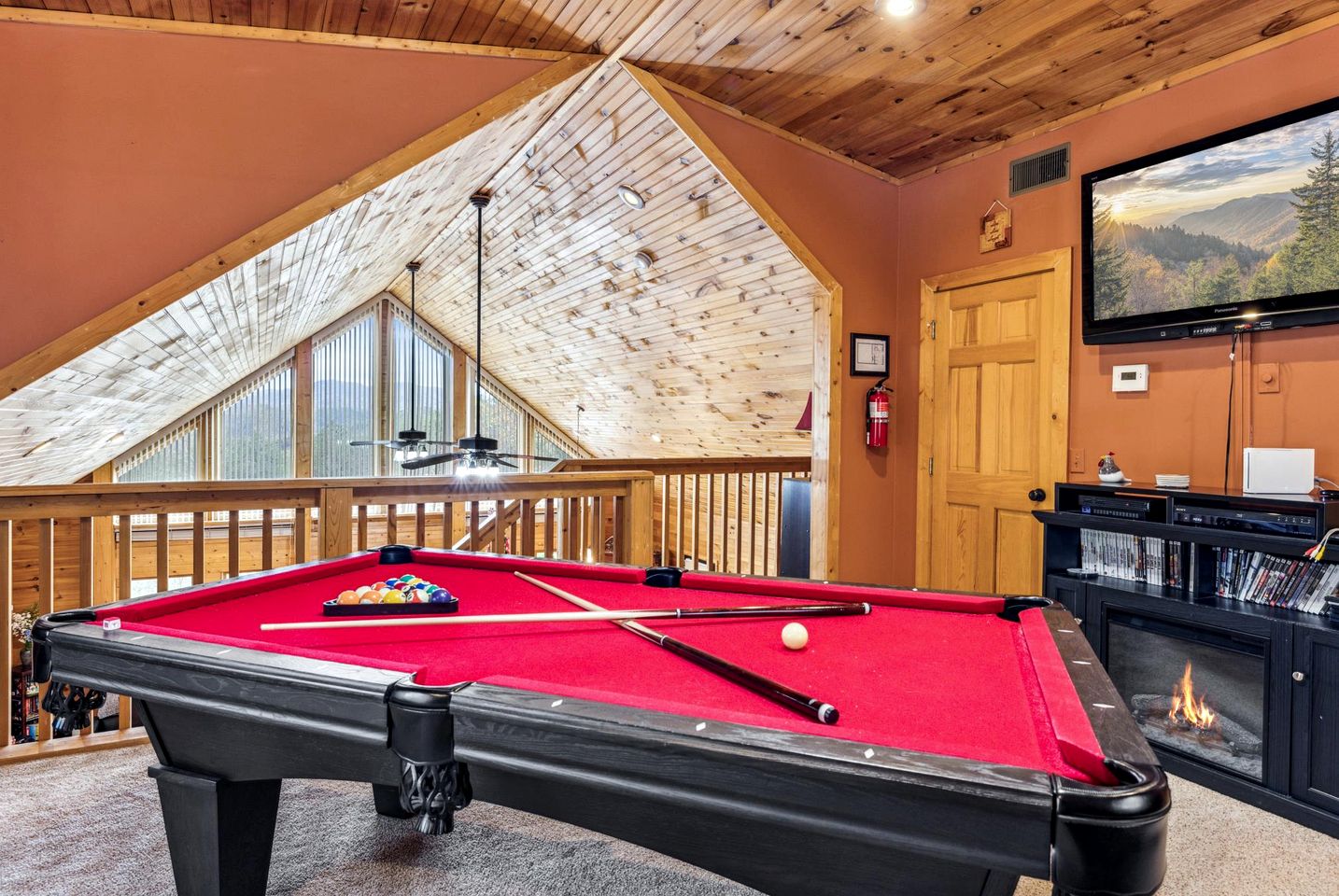 Splendid Spacious Cabin with Jacuzzi and Beautiful Private Deck in Sevierville, Tennessee